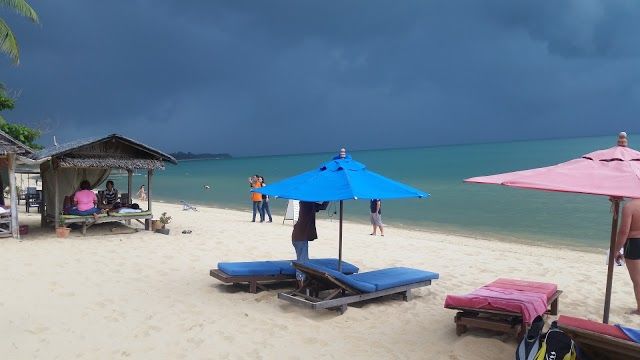 Plage et jetée de Mae Nam